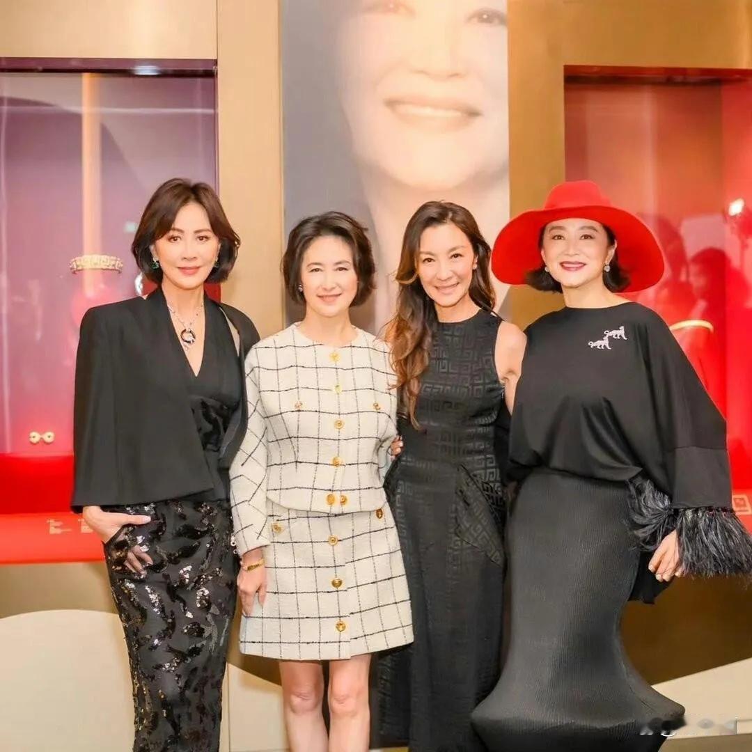 四位美女合照，
何超琼的穿着简单干练，
又感觉有些小清新

林青霞穿着感觉有些夸