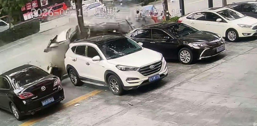 2名环卫工人清晨被撞目击者发声一对夫妻做环卫工，为了生计早起打扫马路，已经很辛苦