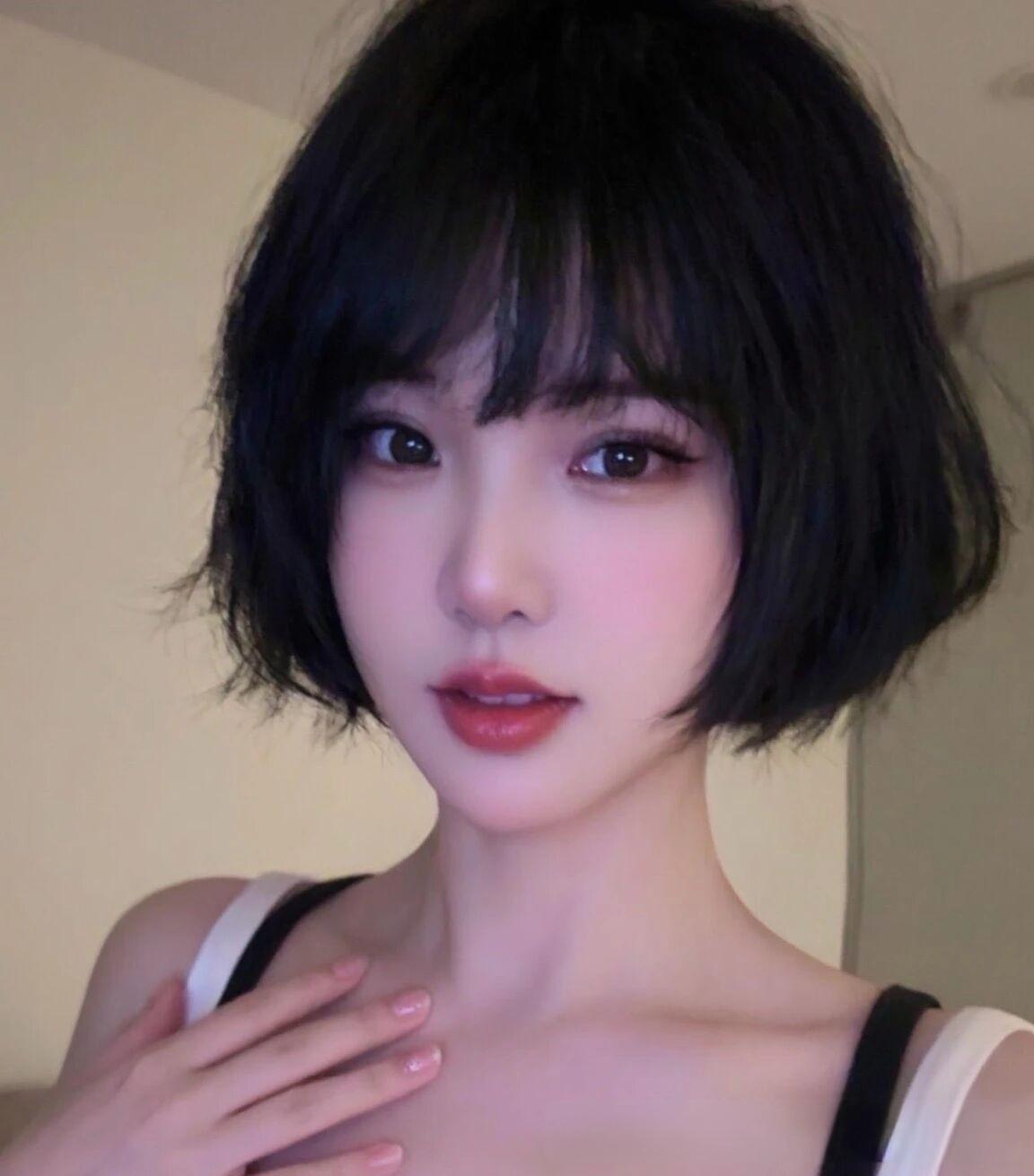 你的眼神
若一首未写完的诗
在每一个凝望的瞬间
悄然绽放，永不褪色