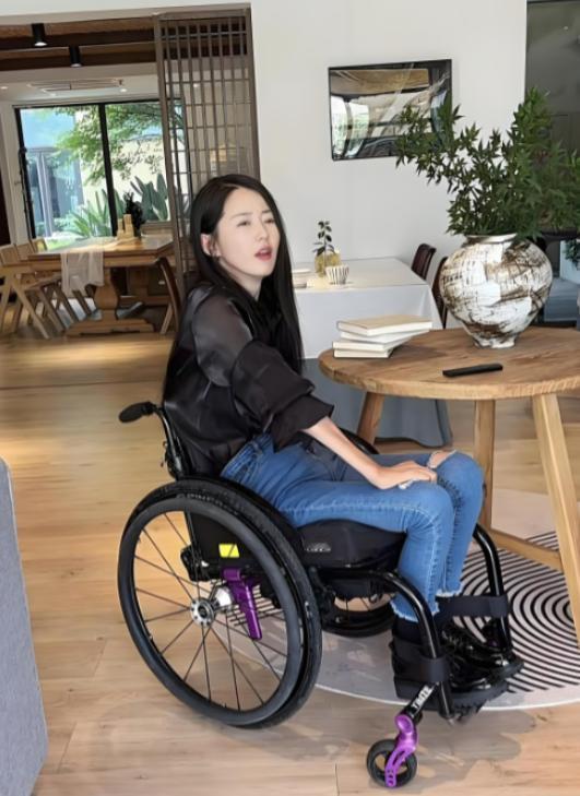 河南南阳一女老师，车祸意外瘫痪，被丈夫抛弃。10年前资助过的穷学生：老师，这辈子