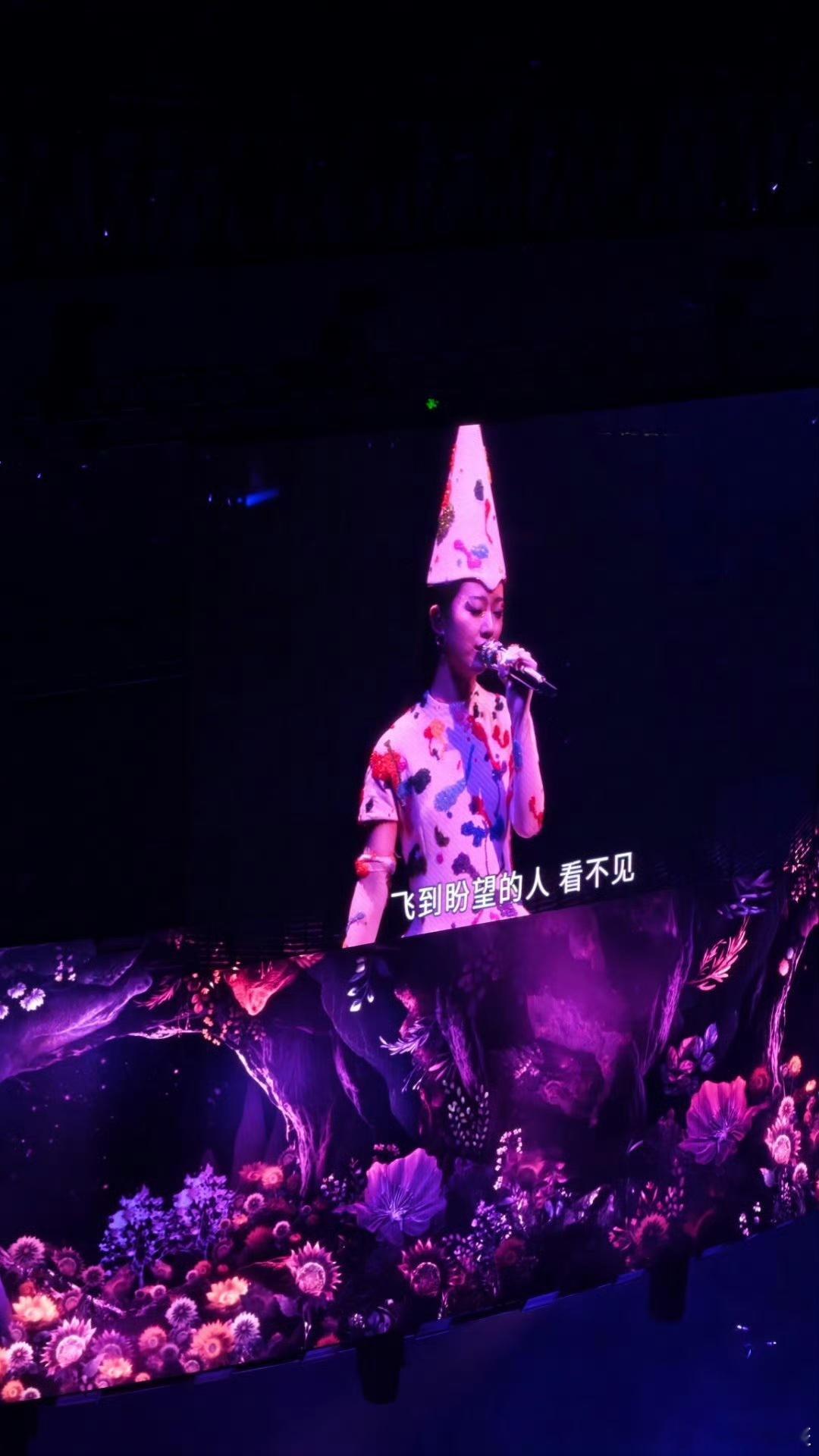 单依纯演唱会单依纯现场唱功太稳了！没有多余炫技，只用纯粹的歌声传递情绪，气声和强