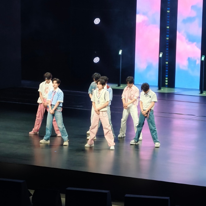 时代少年团作为华为 nova 全新代言人 登台带来精彩表演。 