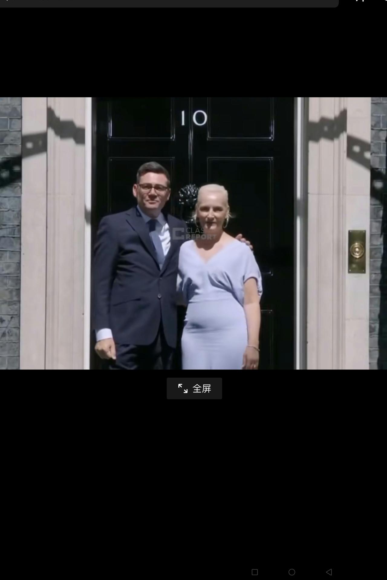 英国伦敦唐宁街10号昨天换主人。
7月20日，新任英国首相伯纳姆携夫人入住唐宁街