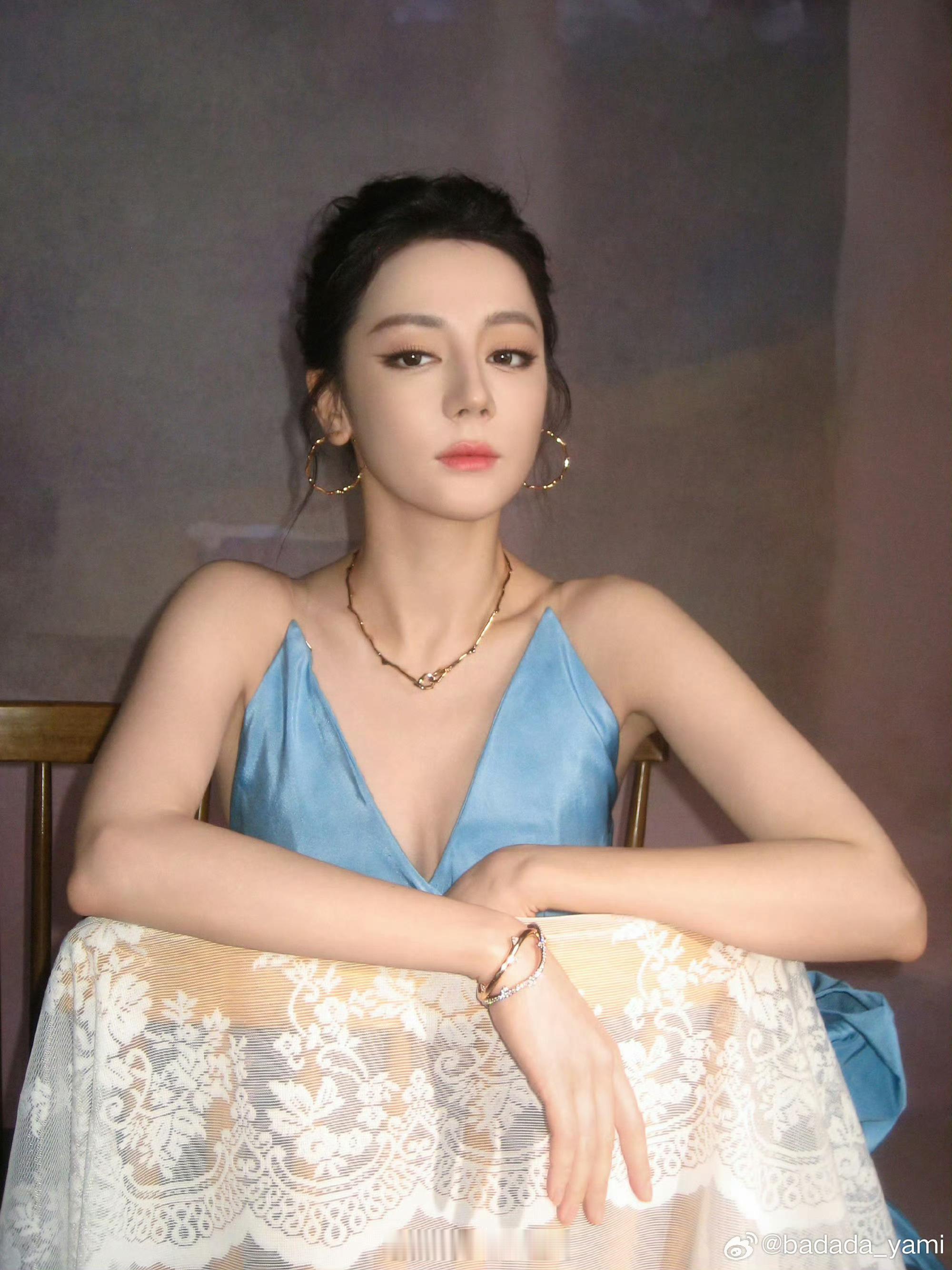 派酱安利 迪丽热巴金刚发型 冰蓝色的裙角，碎钻似的雨幕…撑伞走来，好像整个夏天穿