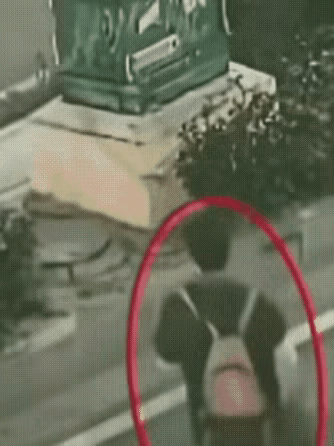 大家看视频就知道，
这个角落里的井盖面积是小于井口的面积的，
而井口边沿的砖也松