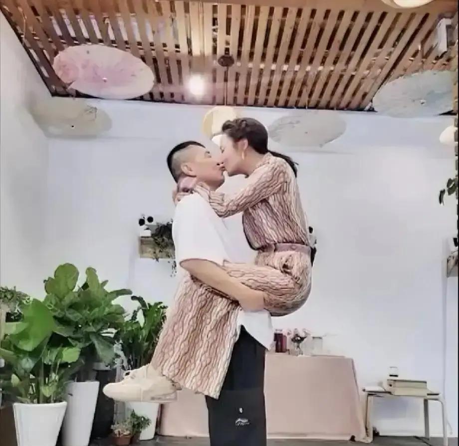 柏林的聚光灯，这次打在了一张东方面孔上。
蒋勤勤带着《草木人间》杀进柏林主竞赛，