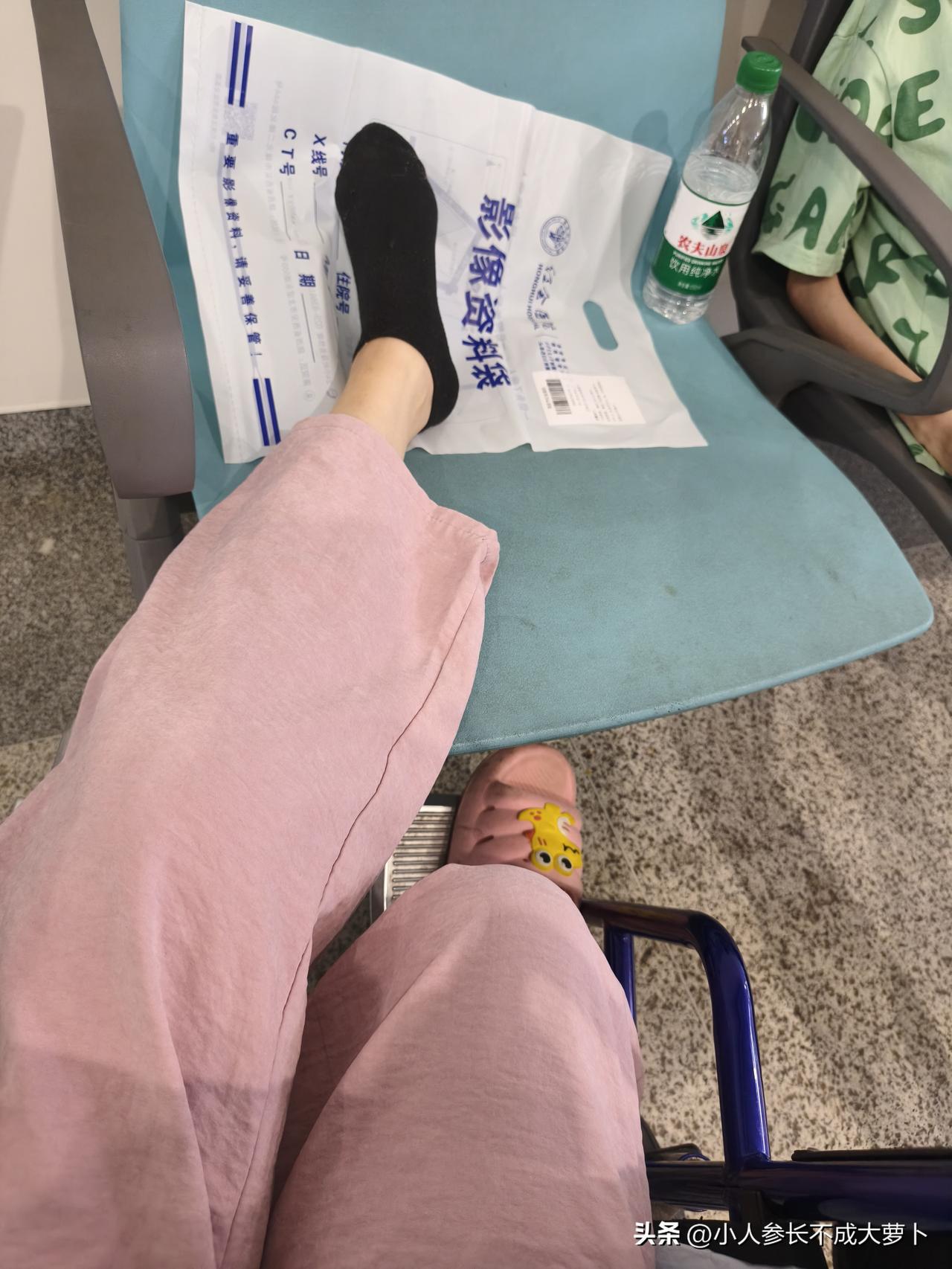 到了红会医院，真的各种各样的伤，到处都是“奇形怪状”的病人，断胳膊断腿的[捂脸]