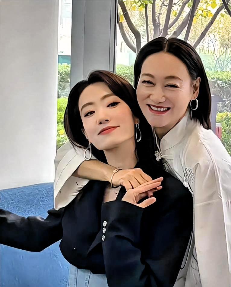 张小斐和惠英红，这对忘年交太好嗑了。

《功夫女足》正在热映，惠英红二话不说直接