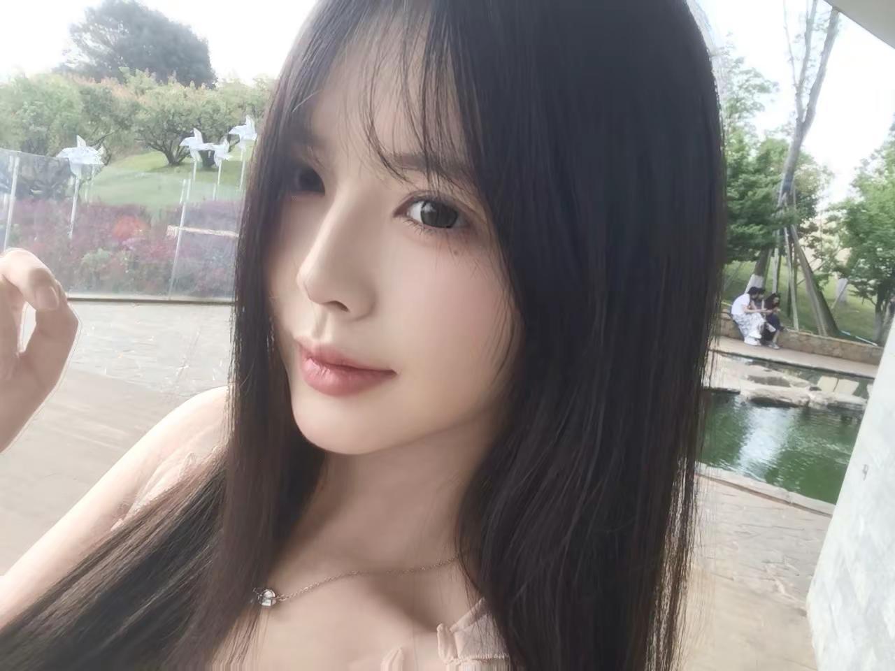 我再也不会觉得任何一个女孩比你更加可爱 如果有 那就是明天的你