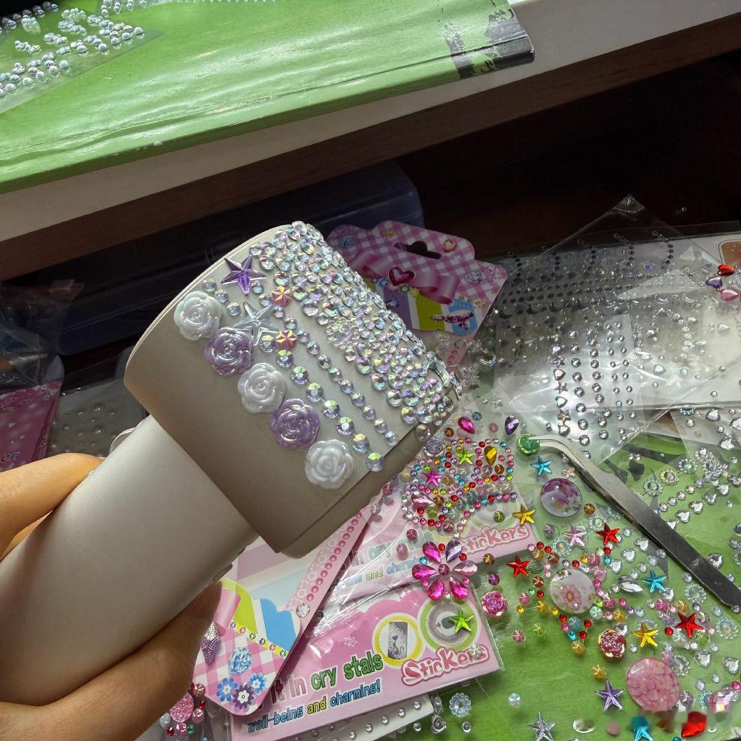 赵今麦一念江南plog 赵今麦更新手持荷花的剧组日常，站在荷塘边，像古诗词里走出