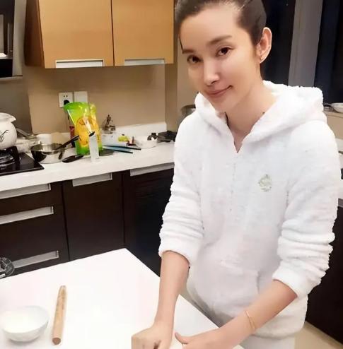 2009年，李冰冰开出12万月薪招保姆。其中一位保姆应聘，将菜里里外外洗了5、6