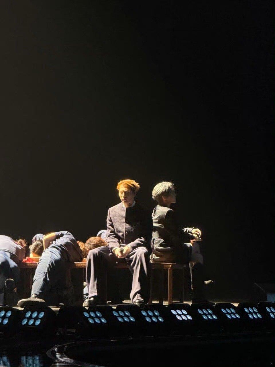 王嘉尔刘雨昕MMAM合作舞台 顶尖艺人的合作果然不一样，整个舞台从编排到表演都透