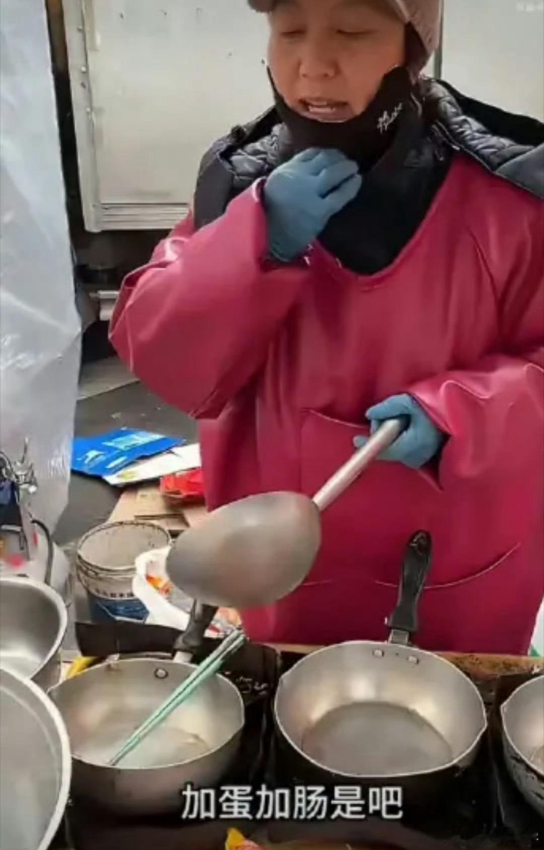 东北阿姨煮泡面情绪价值拉满 真的怀怀念小时候妈妈煮的方便面，尤其是有蛋有肠，现在