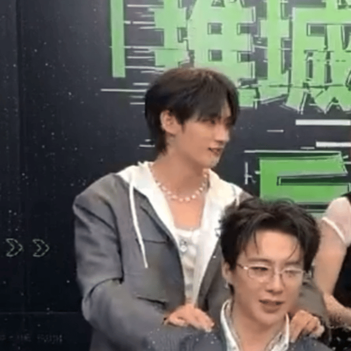 这个小定格很记仇哦🥺因为姐姐把手机对着自己让自己直面“加麻加辣”的任务，连线结