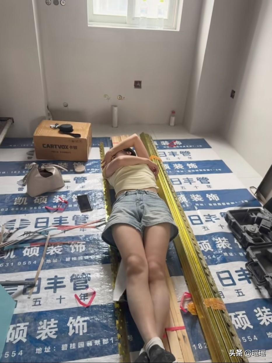 干装修的基本上都是躺家里的床上睡不着，一旦躺工地上那叫一个睡的踏实跟舒服[笑哭]