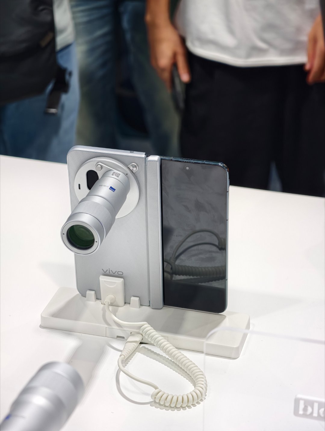 MWC26上vivo展台重点展示了vivo X Fold6大折叠屏的一些独特卖点