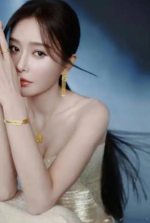秦岚美得发光，真像仙女下凡一样迷人 ​​​