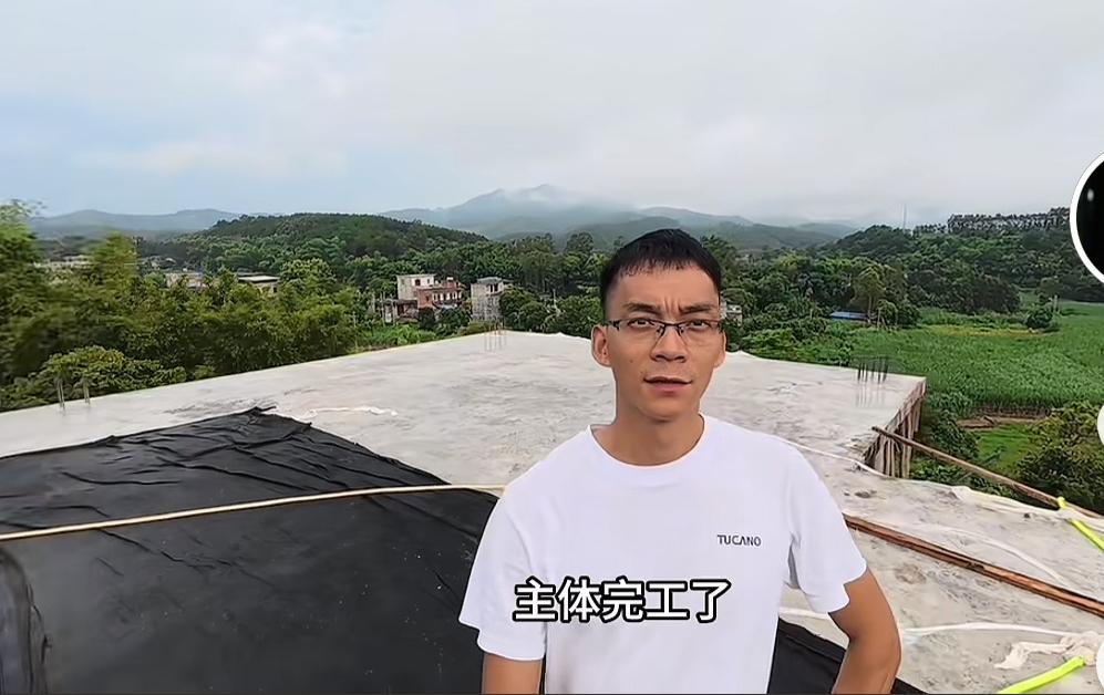 唐尚珺和小周老师共同弹一曲之后就回老家了，原来这两天他老家的房子封顶了。唐尚珺称