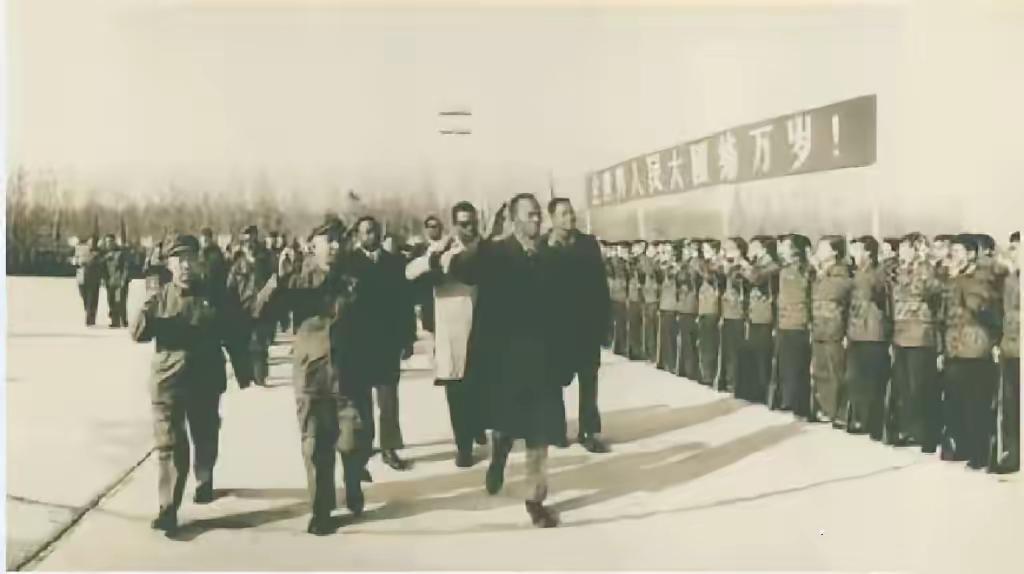 1971年10月，当时担任中央军委委员和军事科学院第一政委的粟裕将军（前中）与副