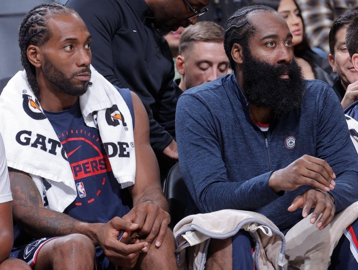 小卡复出四战全败！我觉得主要有三个原因：第一点就是严重伤病潮，尤其小琼斯伤退非常