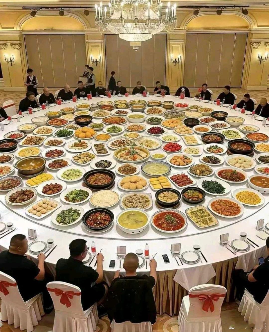 这一桌菜只是看的，不是吃的吧！