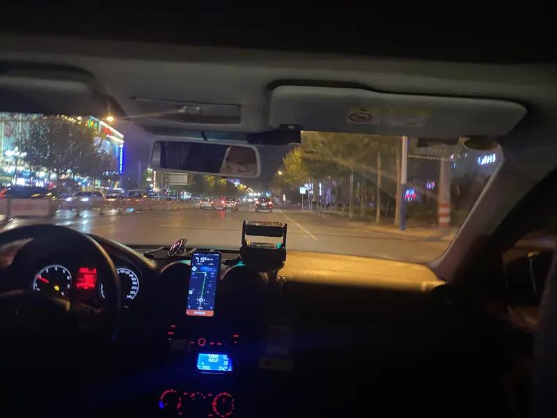 哈啰顺风车司机被曝车内播放不雅视频，还偏离原定路线，且车牌不符、半路下车随地小便