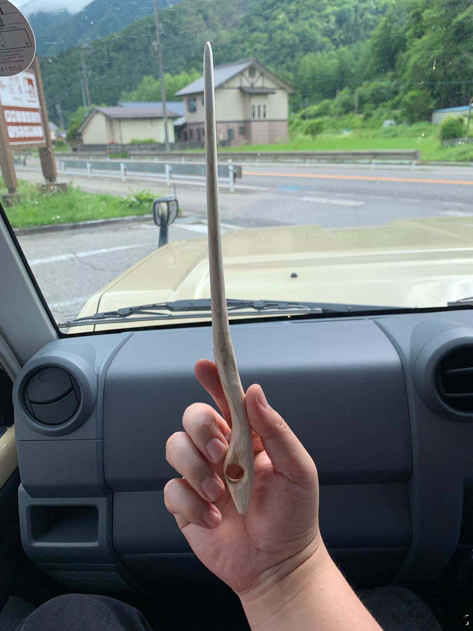 推主在长野的路边休息站买了一根当成搅拌棒贩售的木棍，因为实在太像魔法杖就买了。毕