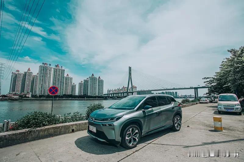 埃安N60和i60差别还挺多。先看尺寸，埃安N60长宽高是4615/1860（1