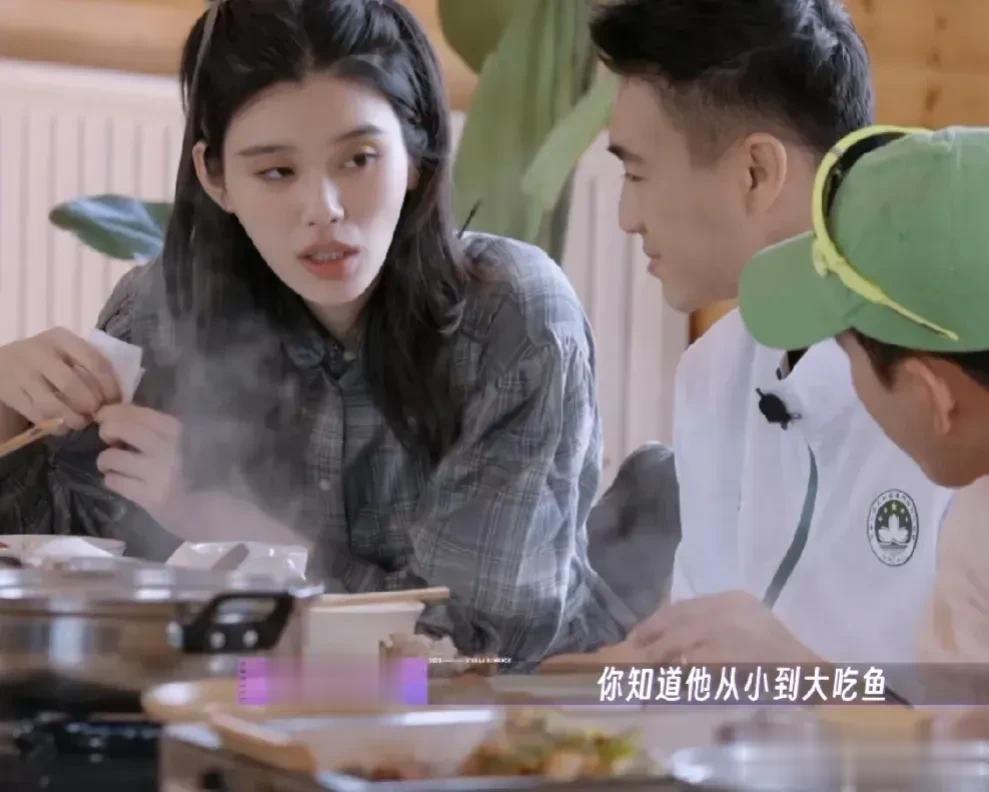 听了奚梦瑶对何猷君的吐槽，我哭了，原来明星吃饭都是有人给挑鱼刺的那种。，

唉！