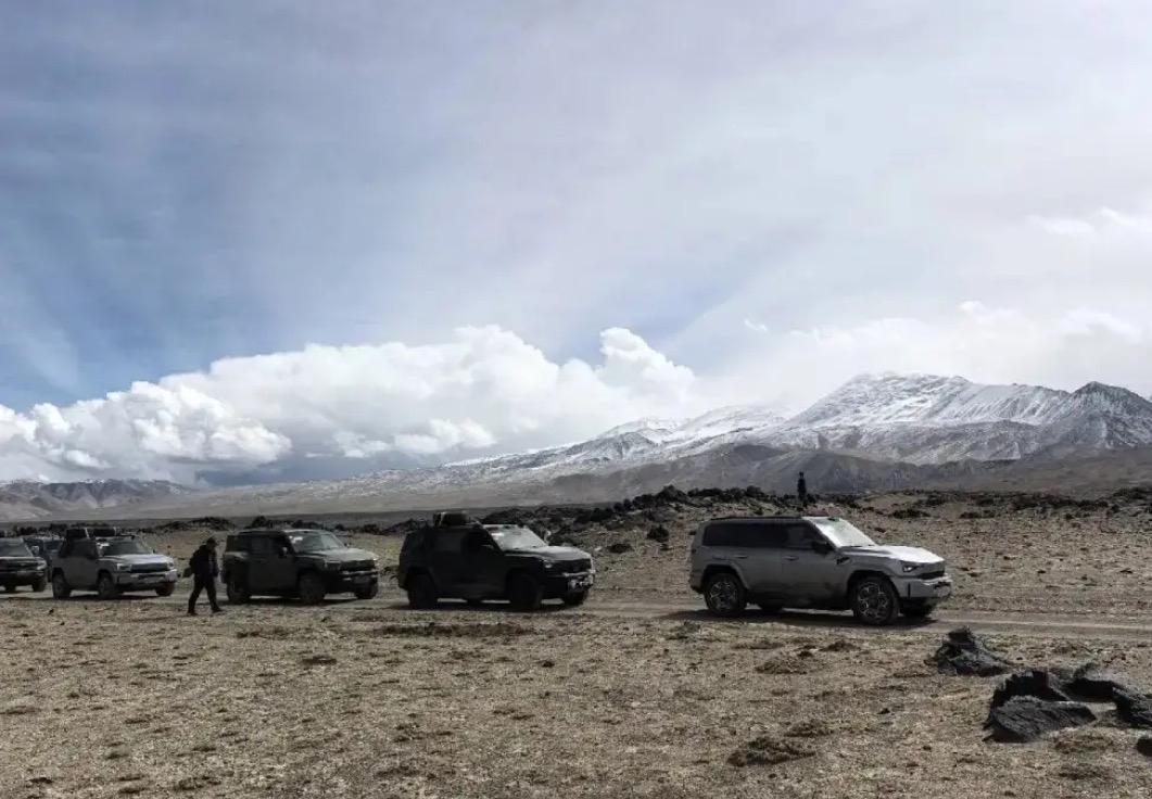 华为与众多车企的合作佳绩频传：
1、华为+比亚迪，方程豹豹8火了；
2、华为+赛