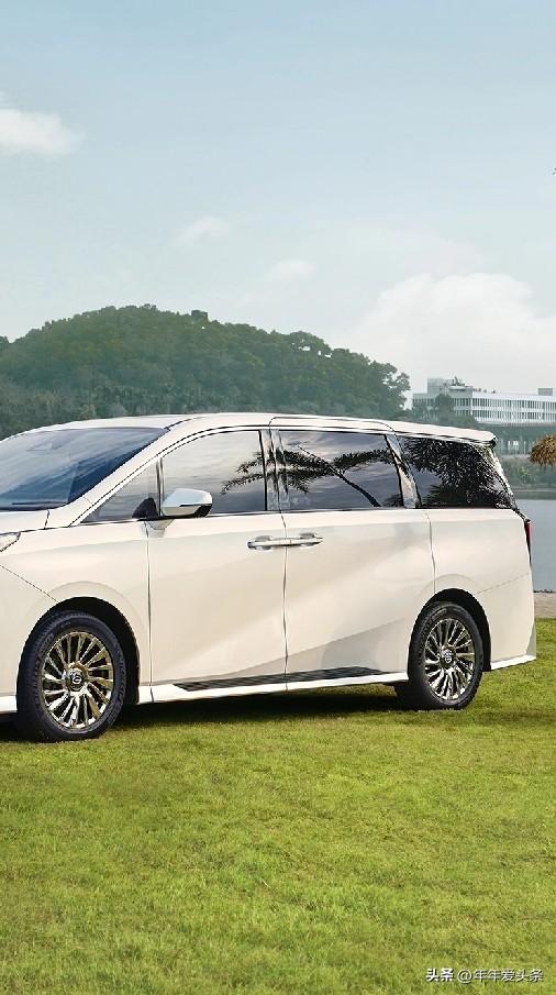 春风一到，就想出发。开着车，把车窗降到底，让暖风裹着花香扑进来，路边的新绿一路往