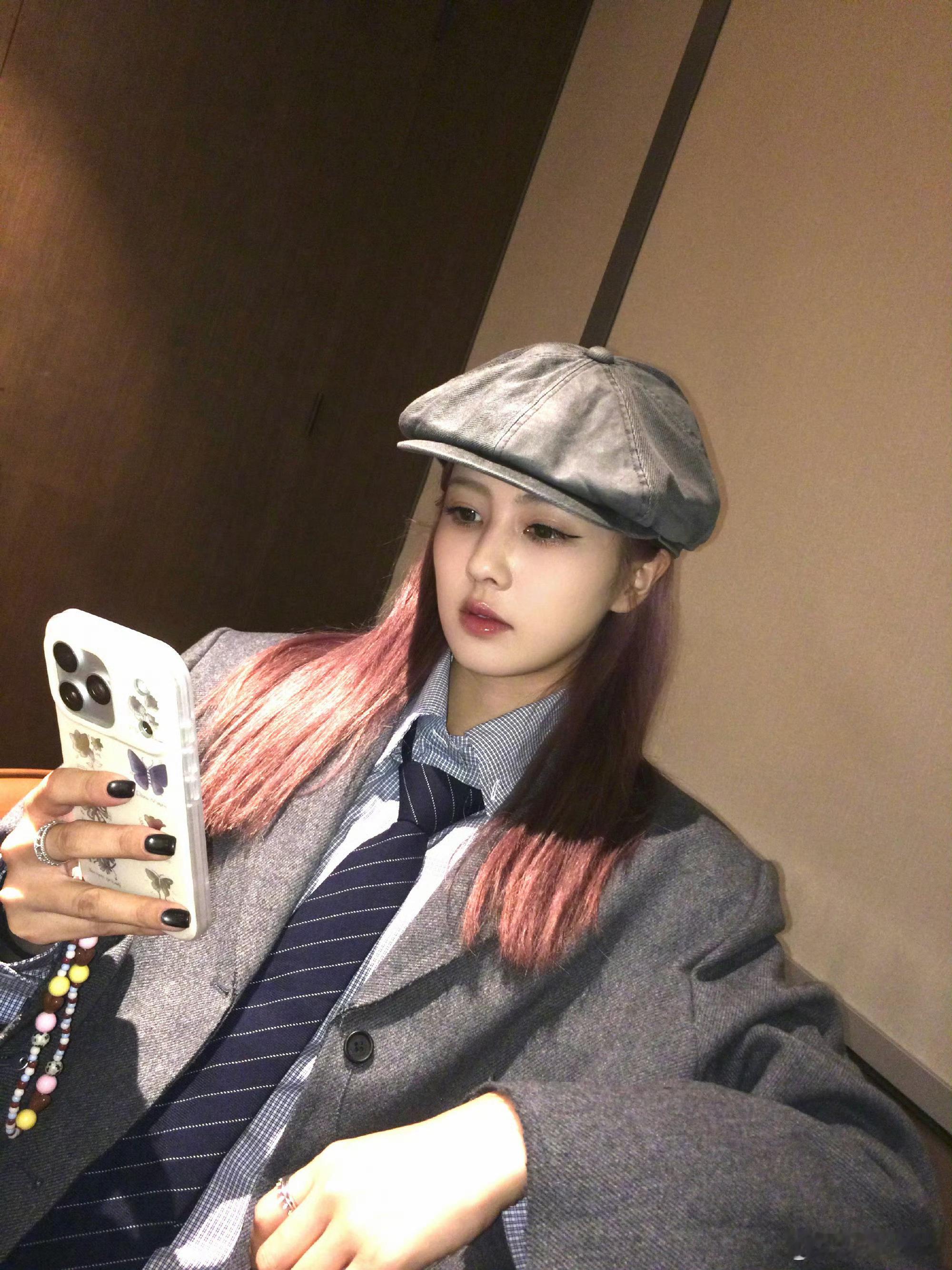 白鹿 再也不是眼线杀手笑不活了…今天热搜都是盛典，明星红毯啥的…我们鹿儿就这样因