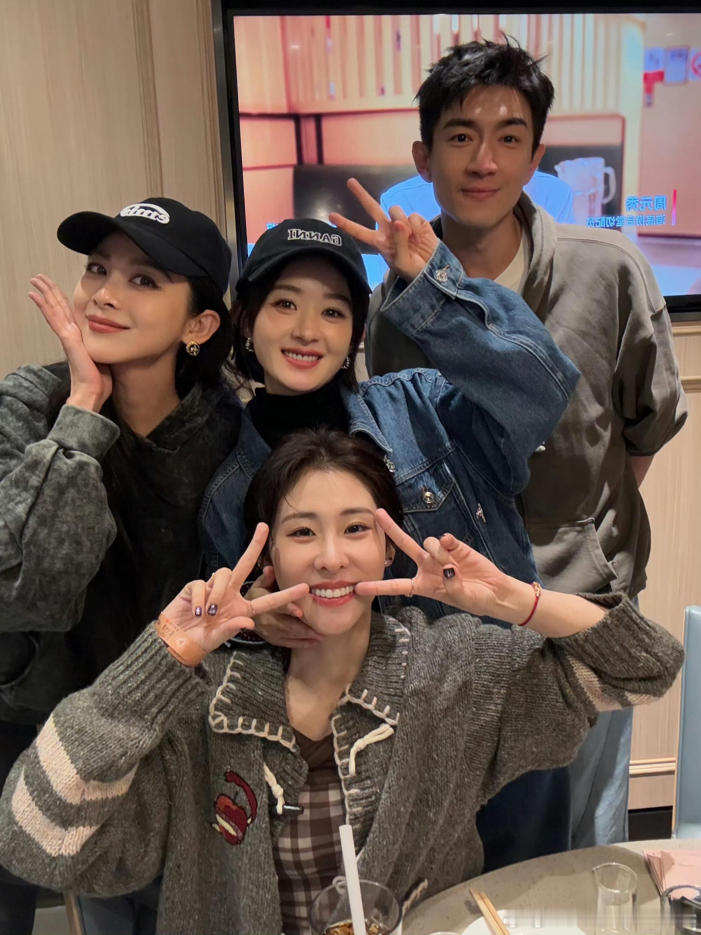 张碧晨赵丽颖林更新合照 下次可以带上我吗！我们一起把日子过好 