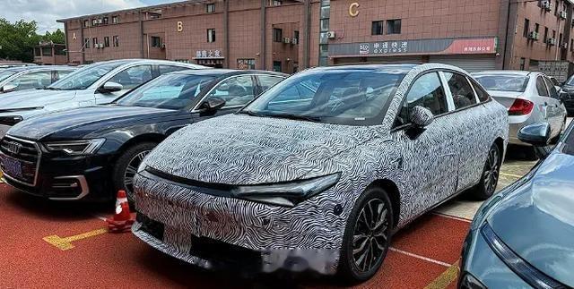 #新能源汽车# 【全新小鹏P5谍照曝光，或取消激光雷达，整体变化不大】日前，从相