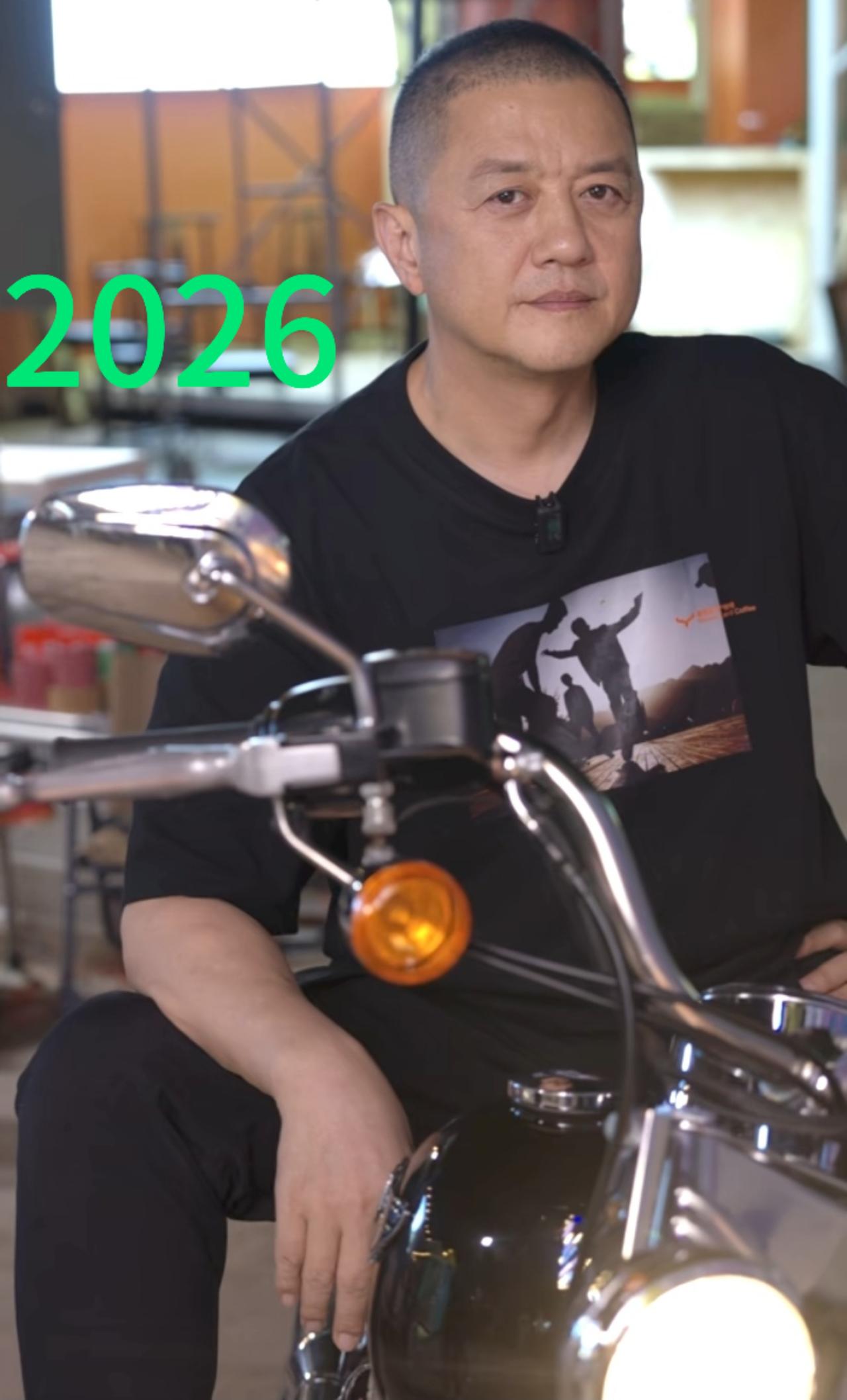 没想到时隔23年，李亚鹏骑着当年那辆哈雷100周年纪念款依然那么酷！