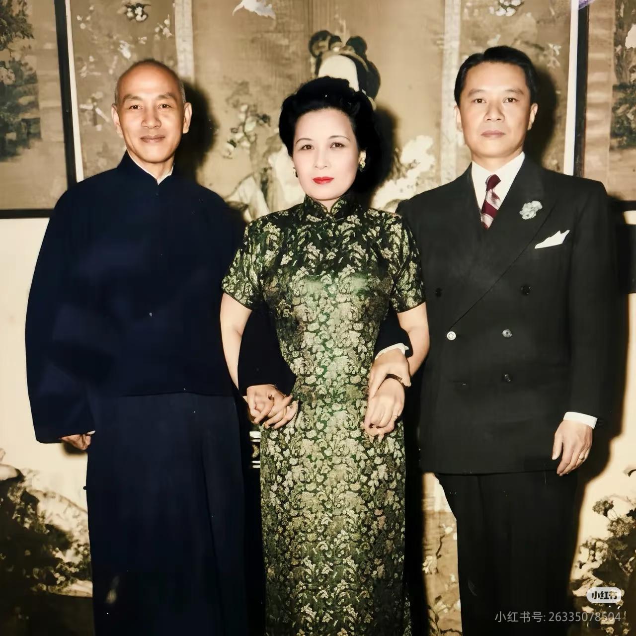 右边这个男人是谁啊？太有气场了！这绝对是我见过最霸气的照片！