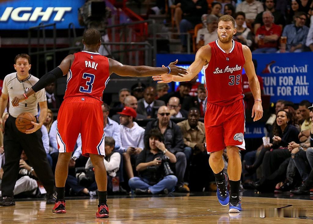 快船这压根没打算退役保罗球衣呀！
休赛期保罗在考虑了很多球队后，选择了加盟快船队