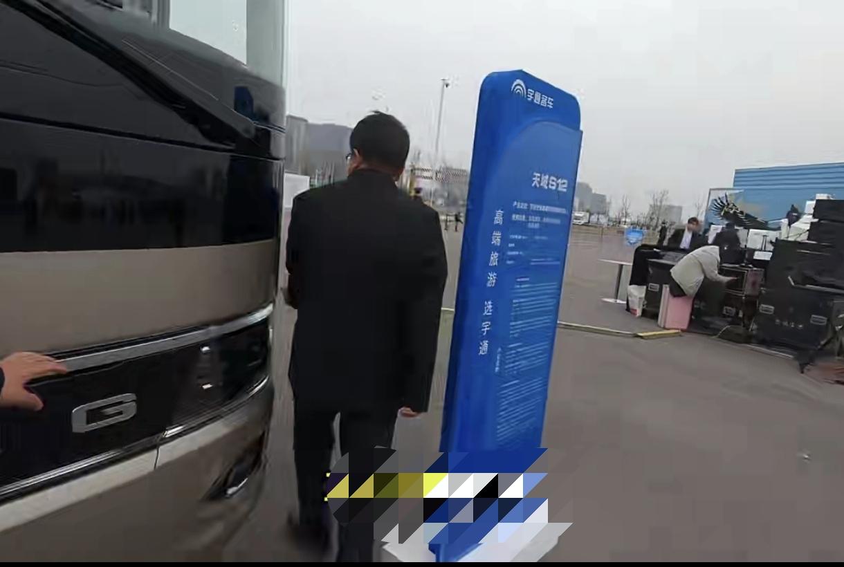 法规太严了，看看印尼豪华大巴司机卧铺太宽敞。睡不着，闭上眼睛就感觉在空中飘，幽闭