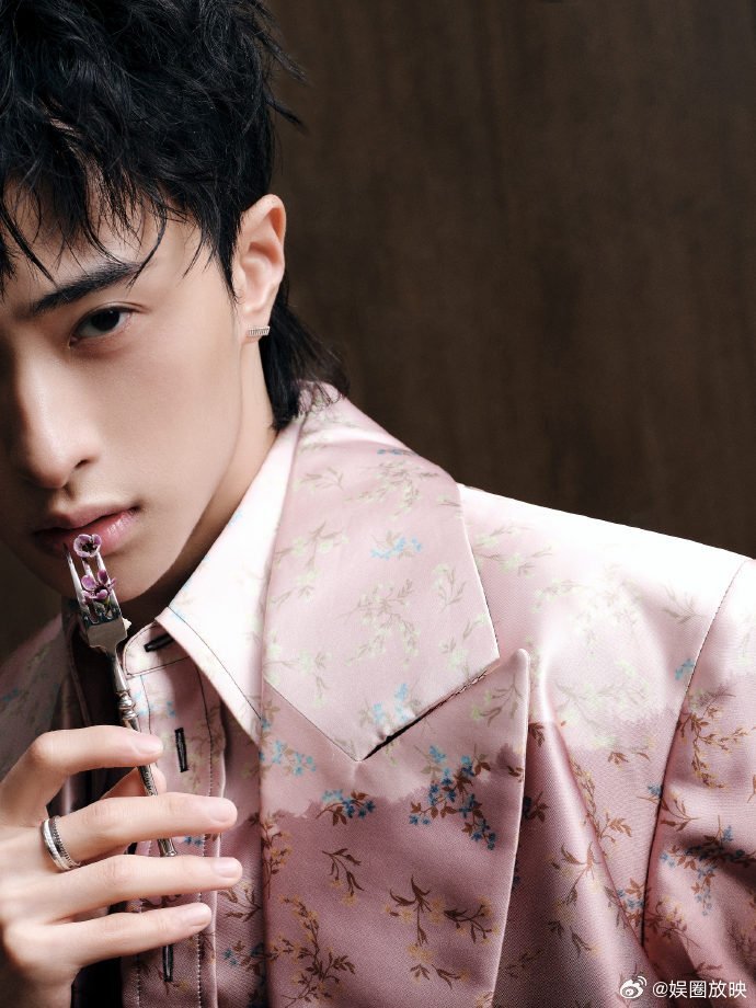 桃花坞上新人了恩利活人感拉满，综艺感爆棚亲和力强，期待他在桃花坞的表现，盼多多上