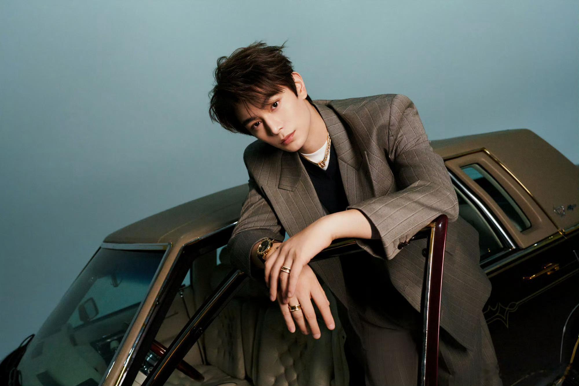 丁禹兮车内大片丁禹兮引擎低吟丁禹兮车内大片，哇塞好帅，