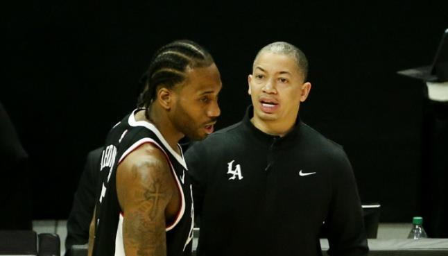 泰伦·卢昨晚最怕的事，今早发生了。
莱昂纳德的膝盖，撕开了快船最后一道防线。
他