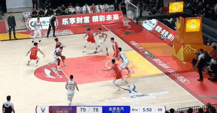 不懂就问！奥莫特你这球抱怨啥？
在今天 CBA俱乐部杯北京对阵广夏的第四节比赛中