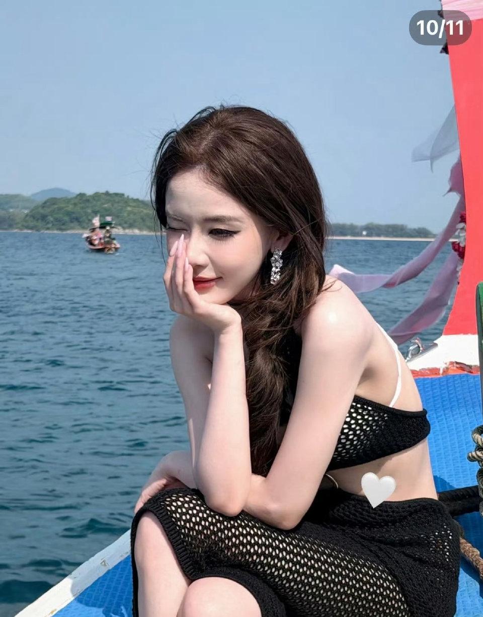 普吉岛的风，吹热热搜！
 
2026年3月26日，网红迅猛龙特蕾莎的比基尼照，直