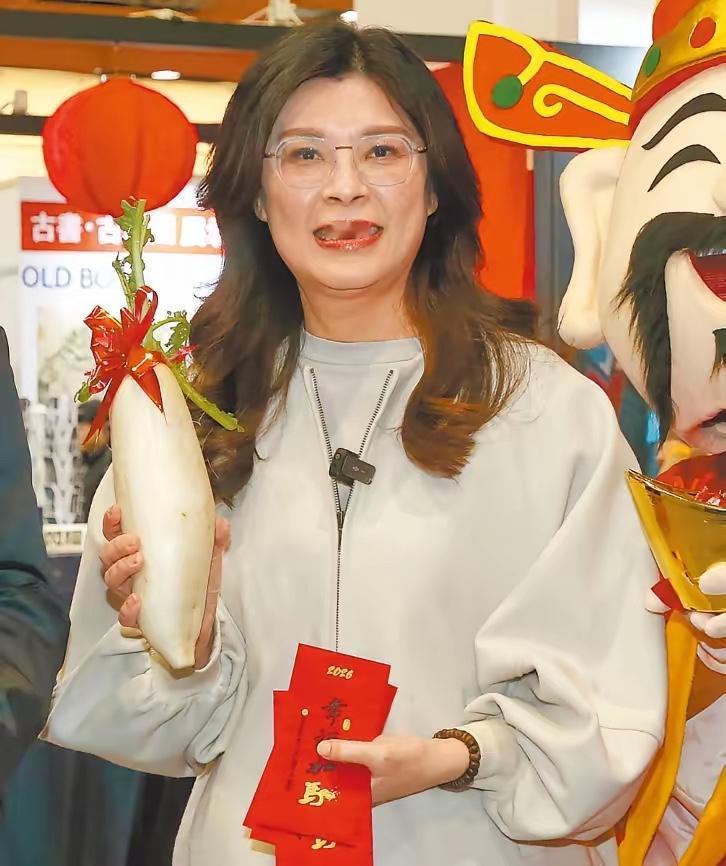 反转！“台独”出身的郑丽文喊“我是中国人”，还要访陆谈和平？

    2月4日