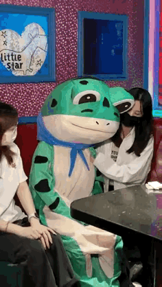 图一：青蛙小姐姐为什么不开心呢？还好她有好闺蜜安慰她。

图二：虽然设计不合理，