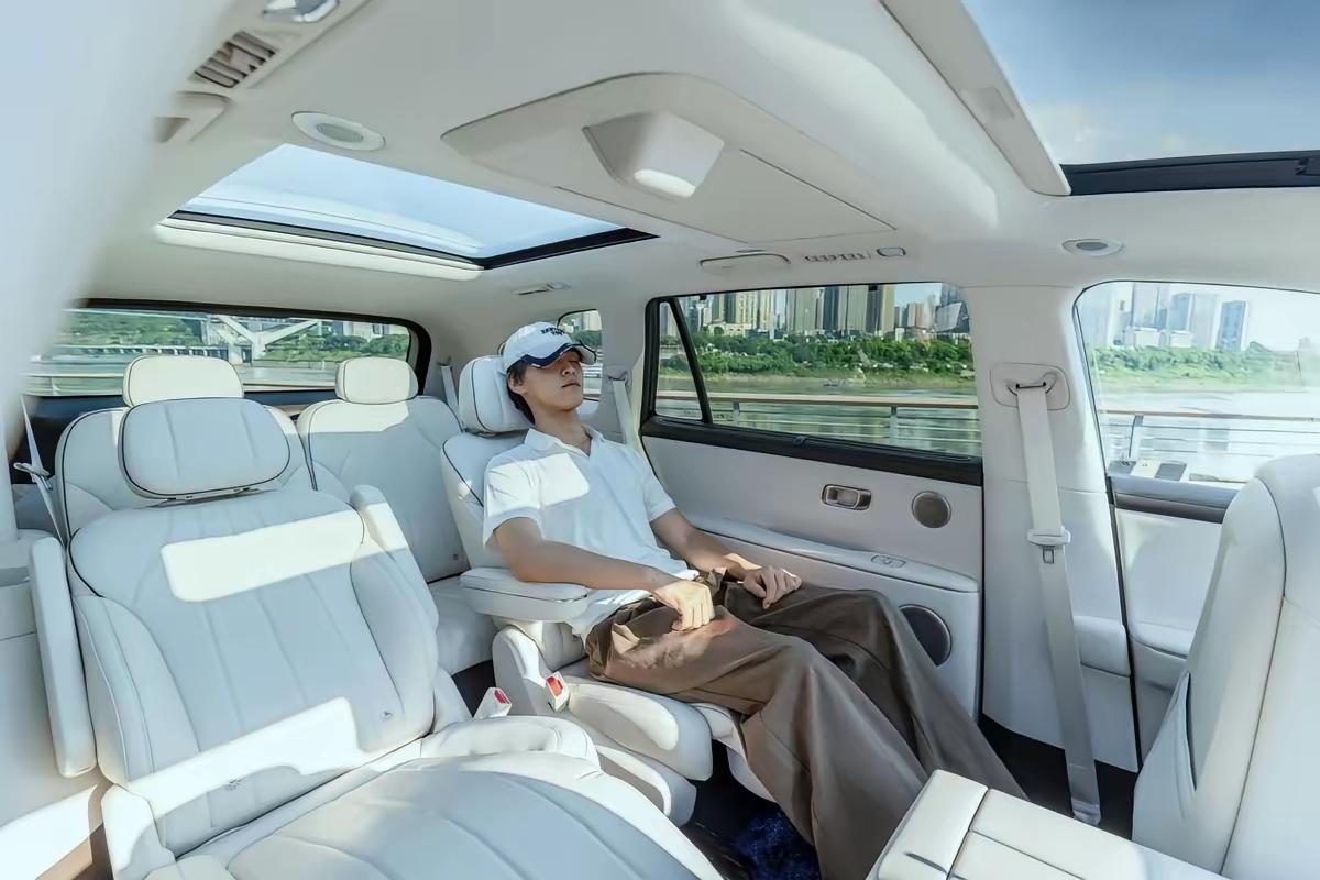 东风奕派M8‌上市，配备鸿蒙座舱，乾坤智驾，定位中大型家用的六座SUV，预售19
