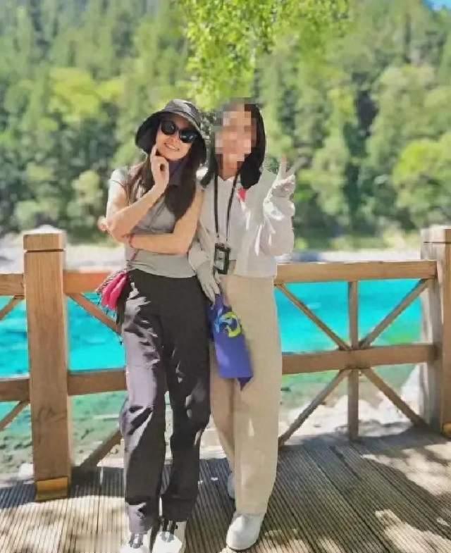 九寨沟偶遇50岁林心如，霍建华和女儿没去，素颜出镜清水出芙蓉