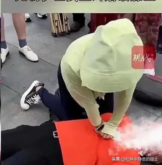 上海火车站南广场，男子带着妻子赶火车，刚走到广场上，妻子突然直挺挺倒在地上，瞬间