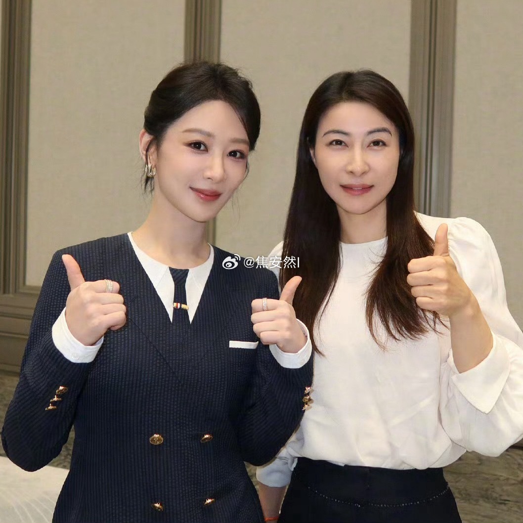 两个优秀女性的合照