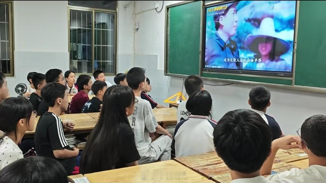 许多老师在班级里组织纪念老人家，那么多青年奔赴韶山和北京。大地上，每一座教员雕像